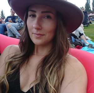 Meet your Posher, Casandra